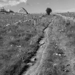 Chemin escarpé avec un horizon en noir et blanc, avec un gros rocher au second plan, s'intitulant Pierre et Ciel pour le mélange de présence de pierre et de ciel.